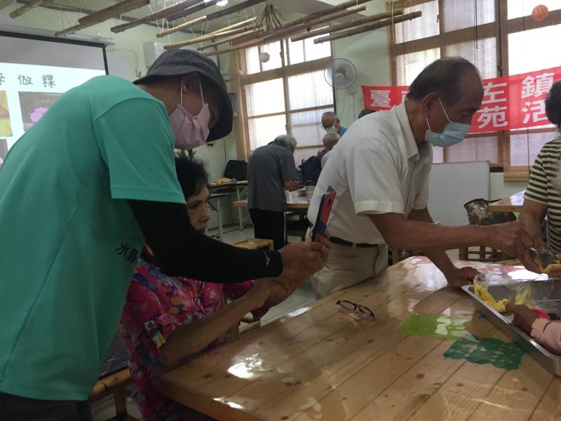 青年志工與長輩一起討論左鎮在地特色餐點