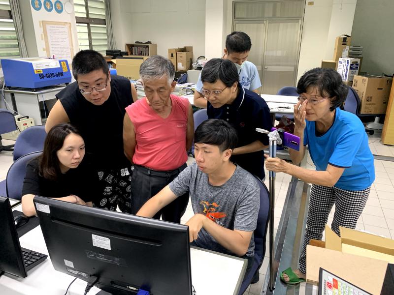 講師示範如何在軟體編輯圖案修圖