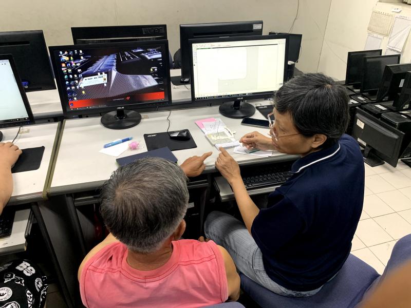 學員互相討論製作雷雕作品