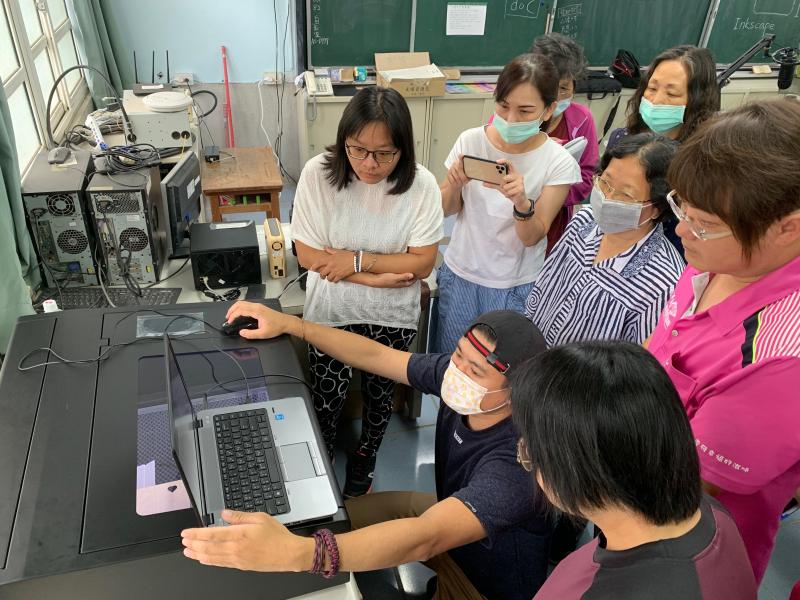 輔導團特色專案-在地師資培訓_講師示範照片上傳至雷雕機