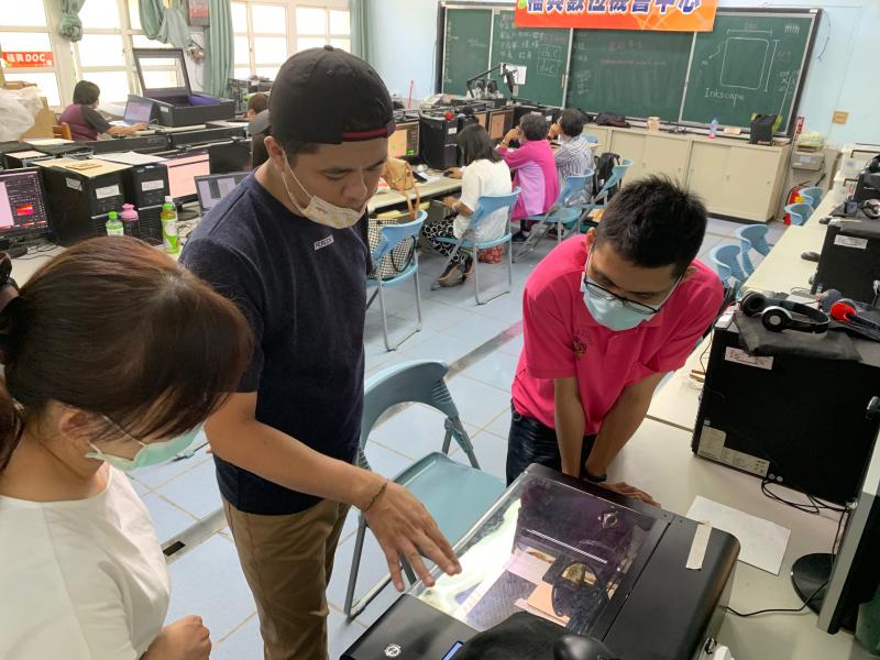 輔導團特色專案-在地師資培訓_雷雕機安全規範說明