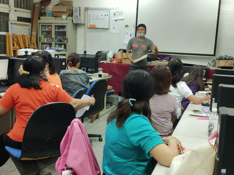 老師介紹雕刻的生活應用。