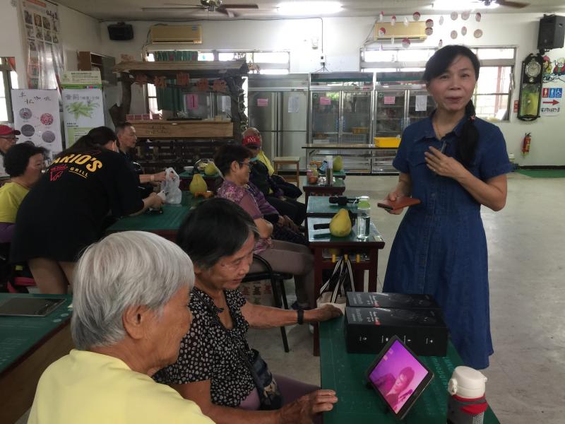 長輩學習如何使用平板