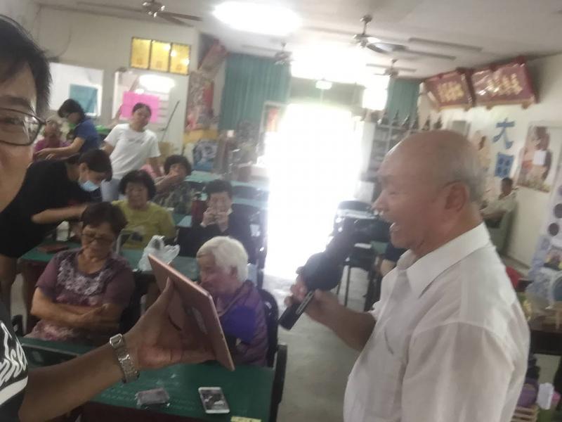 長輩使用藍芽連接平板