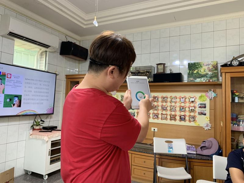 輔導團特色課程-新興科技體驗_講師先說明如何操控機器球