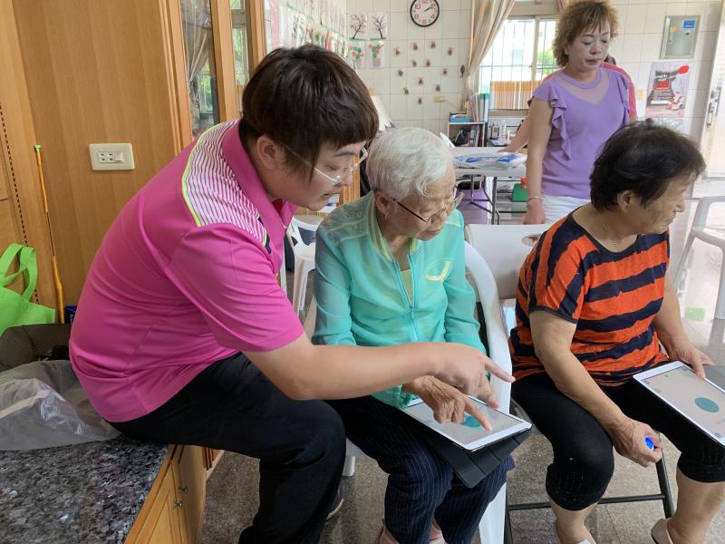 輔導團特色課程-新興科技體驗_講師讓大家玩個小競賽