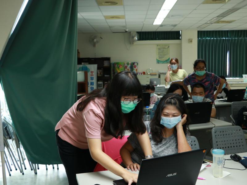 溫馨的畫面總是讓人很甜蜜，女兒對媽媽很耐心的指導她