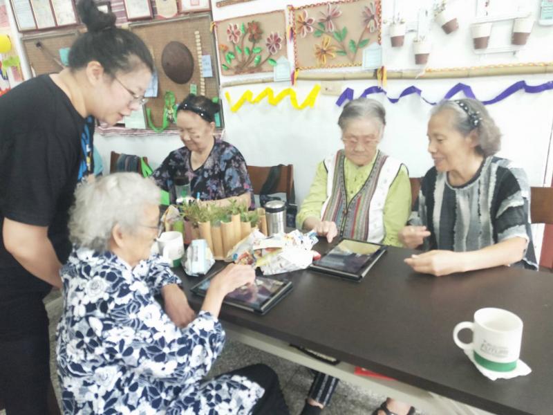 老師教導長輩們如何下載LINE，並用LINE與好友聊天。