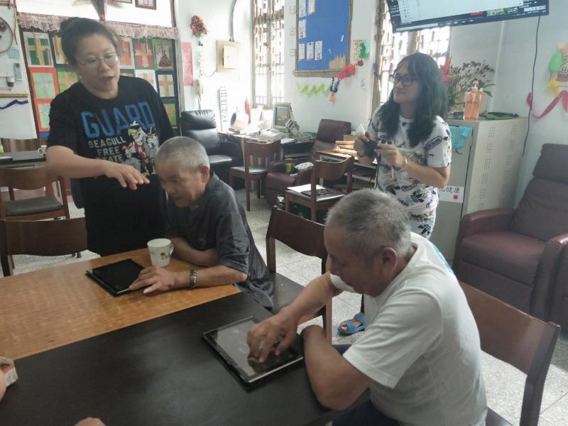 除了文字聊天外，還有LINE貼圖的使用、圖片影音分享及免費通話、視訊等等，都讓長者們覺得生活因平板而更便利了。