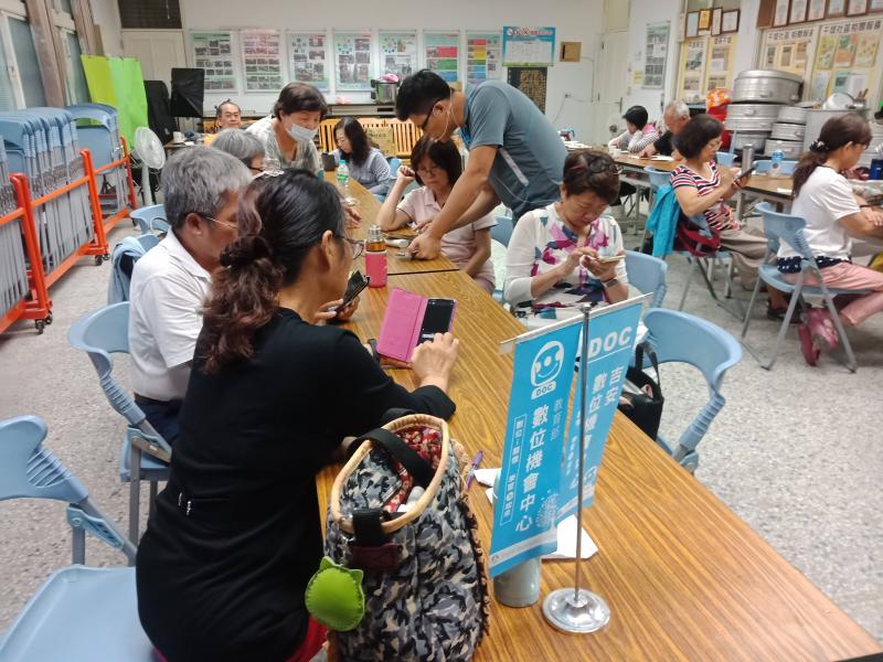 何講師與學員的教學互動。