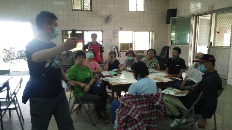 講師正在跟學員解釋