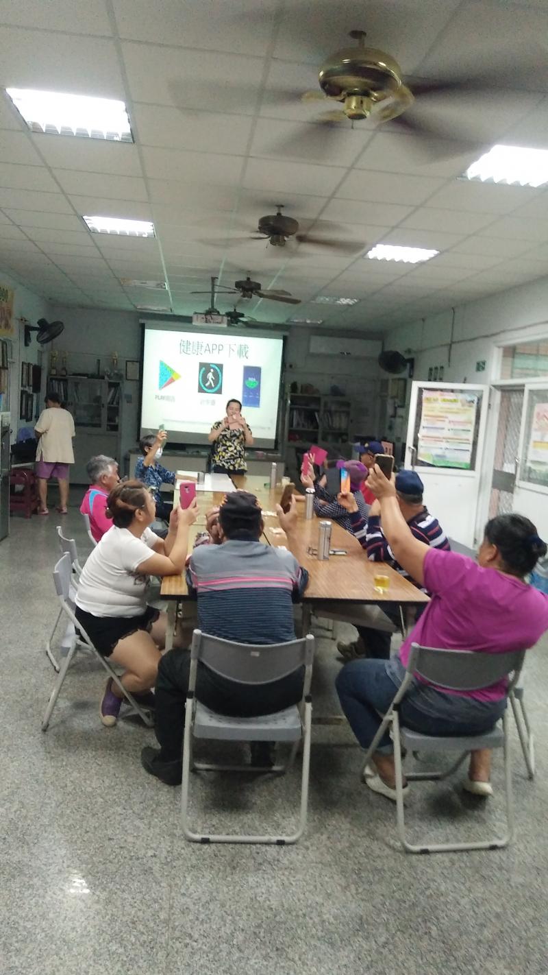 大家正在透過講師講解，下載APP