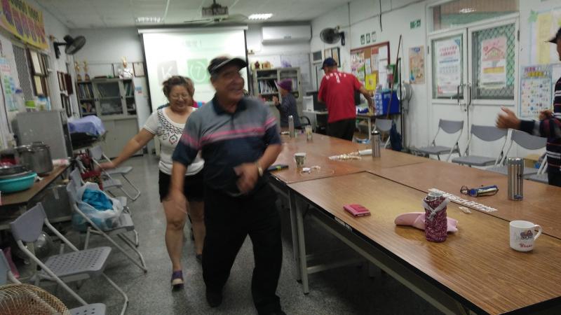 講師帶動大家一起動一動