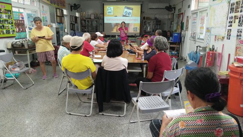 學員們拿出手機操作認識