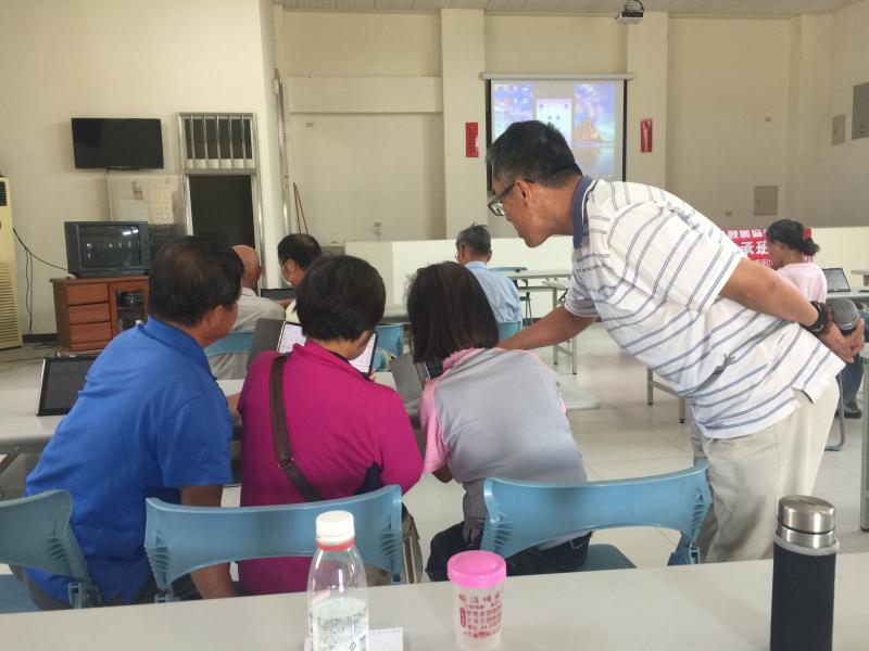 老師講述一段後讓學員練習 並且個別指導