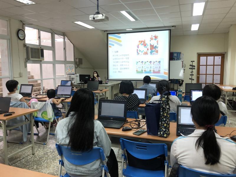 講師舉例包裝排版的技巧與風格設計。