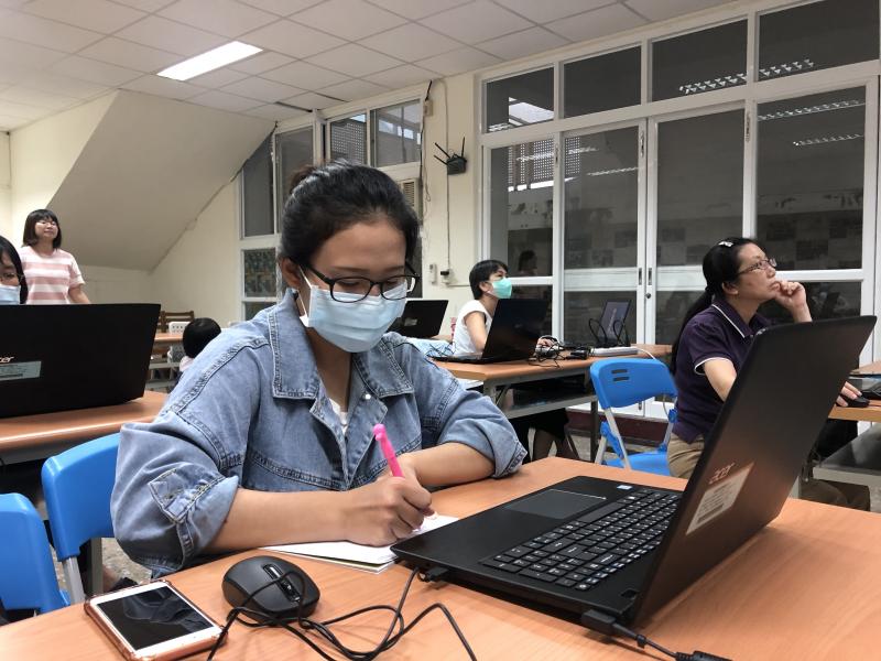 學員隨堂筆記，記錄包裝設計流程與線上免費資源使用。