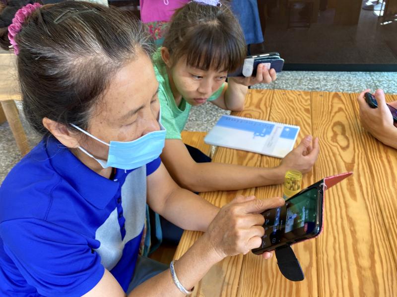 學員們認真使用手機剪輯APP後製影片