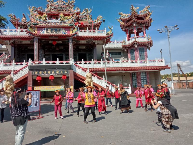 學員穿起原住民傳統服飾介紹傳統文化之美