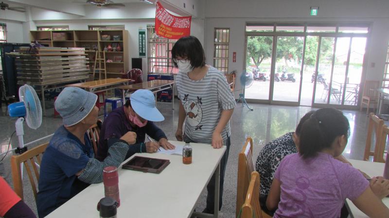 學員正在詢問講師如何分辨網路上的假新聞。