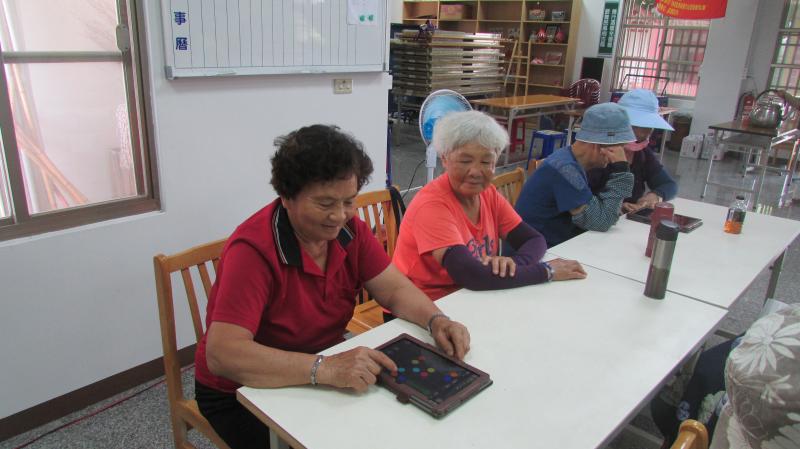 課後，老師教學員玩益智動腦的小遊戲，學員玩得不亦樂乎。