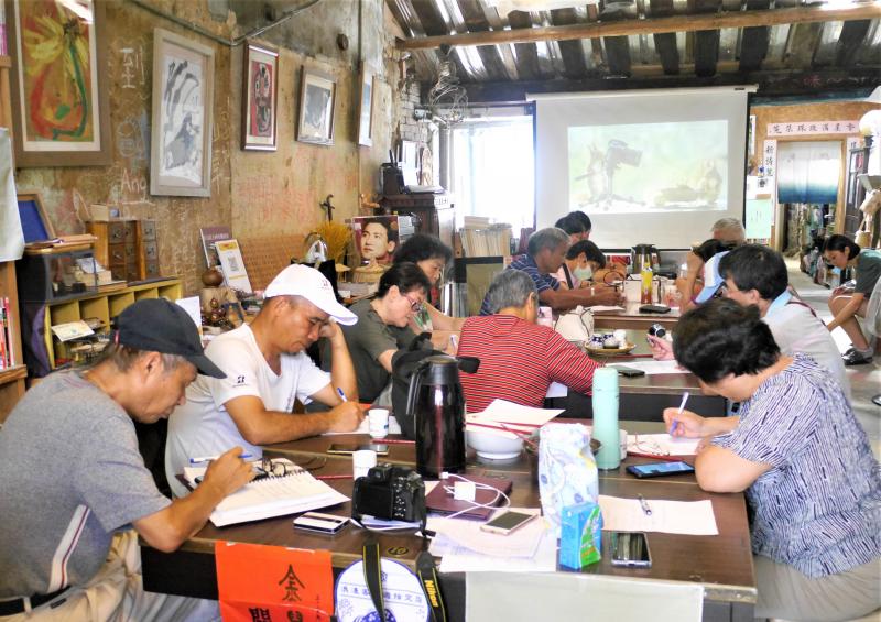 一起坐在桌前腦力激盪練習文案創作的學員們