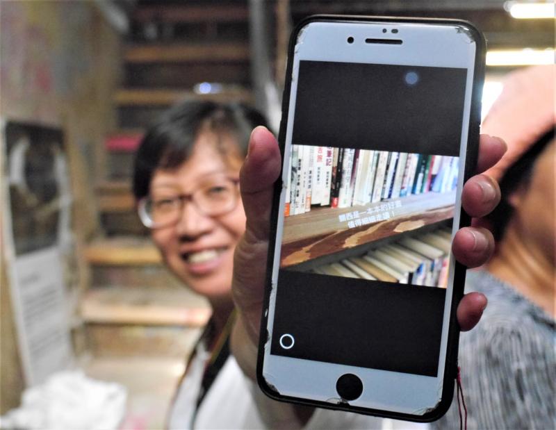 用手機展示自己用美圖秀秀 APP 製作的早安圖