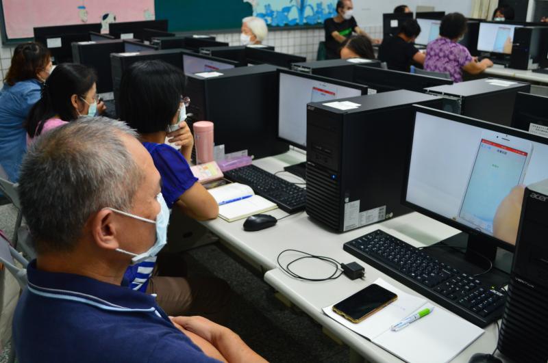 向民眾講解全民健保行動快易通 健康存摺APP的使用方式