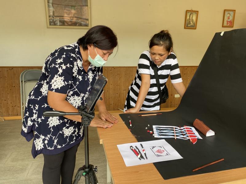 學員用黏土及紙材做出泰雅織布的經緯