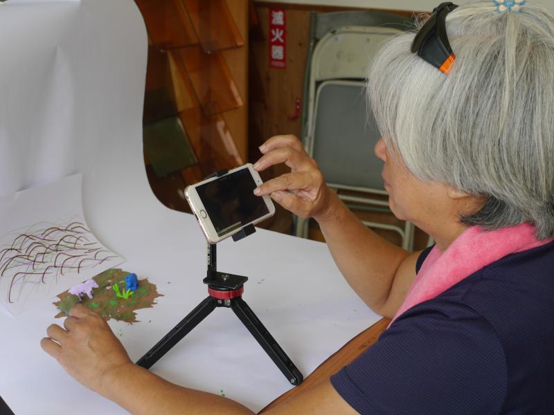 學員用手機拍照及手捏偶進行自創故事的拍攝