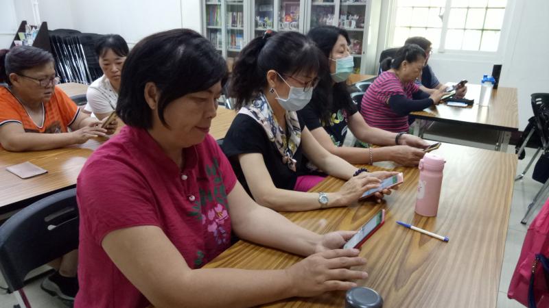 學員專注聽取老師講解.一個步驟一個指令跟著學習