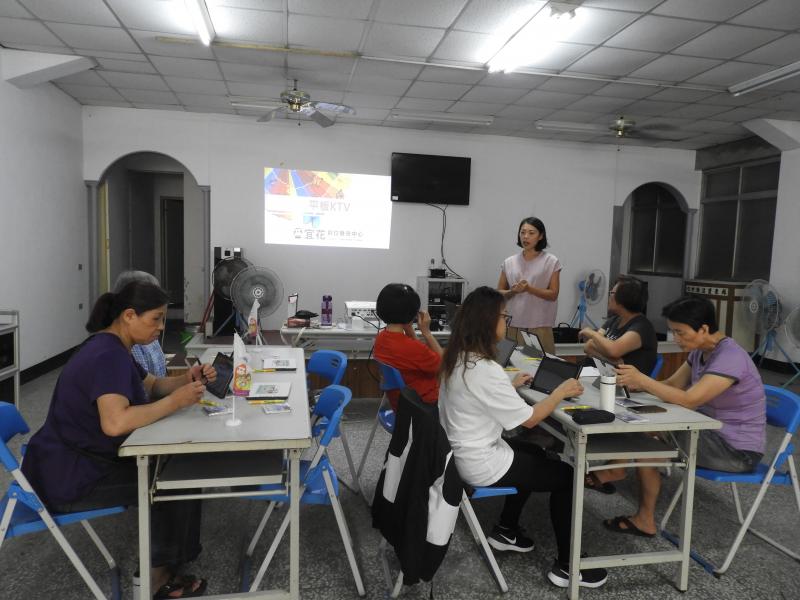 今天來到蘇東社區，這堂課敲了好久才搞定，終於來上了!!  邀請林家羽老師來教學員基礎平板課程，帶你輕鬆認識平板的操作，很多學員還不太了解如何使用paly商店下載APP，  1對1教學，之後帶著學員一起操作下載APP，使用歡唱KTV、聽聽台語
