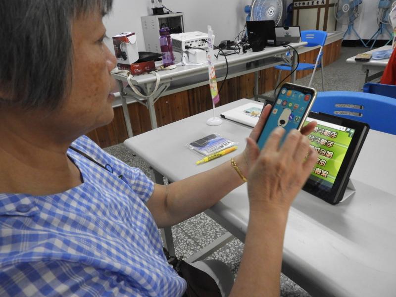 阿姨學好平板APP基本功能後，也想用自己手機，回家可以自己嘗試看看。  不懂得地方可以在現場直接問老師和學員一起討論。