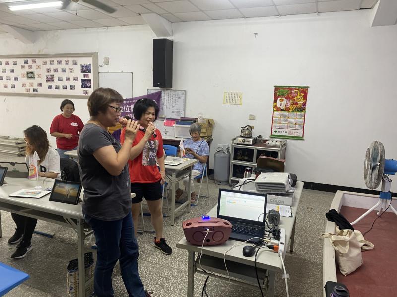 學習連接手機或平板後，高歌一曲，過程中大家都很歡樂，也學習到很多數位APP應用。