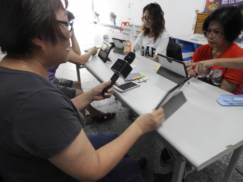 用簡易麥克風連結手機或平板，即可歡唱高歌一曲，在教學員使用FB臉書直播唱歌分享給好友。