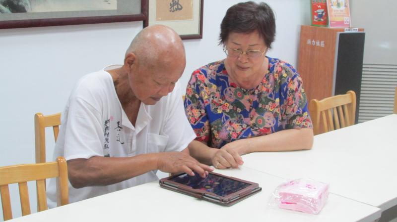 學員學習玩益智動腦的遊戲，活絡頭腦也可以放鬆心情，讓生活充滿樂趣。