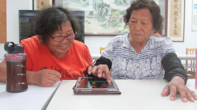 2位學員一起玩線上的益智遊戲，覺得很有挑戰性，增添了很多樂趣。