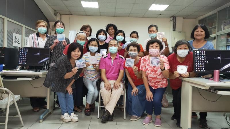 個人獨一無二的專屬專輯，自己設計的CD盒封面。