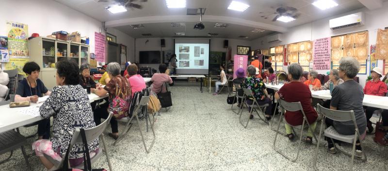 老師用簡報教導學員