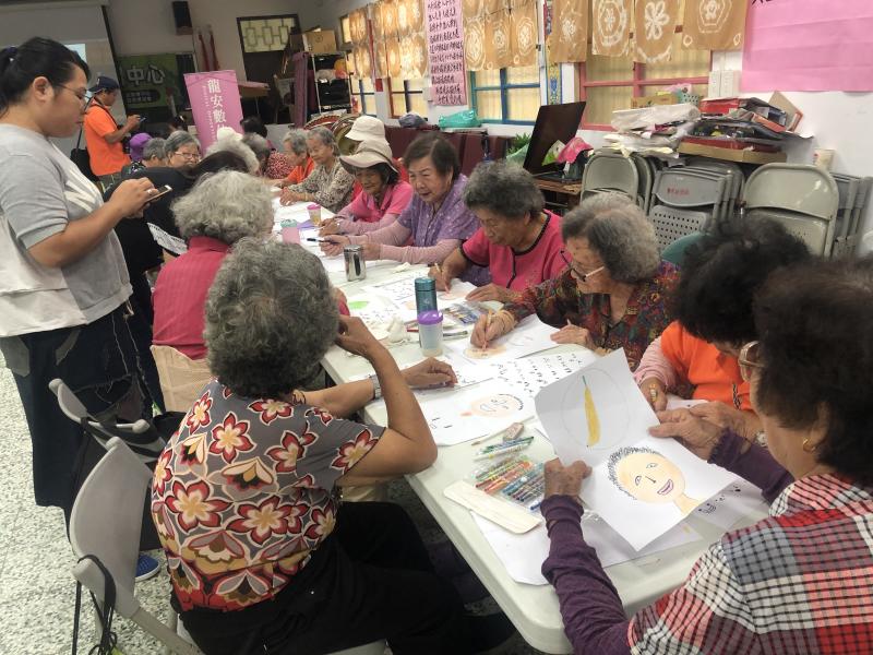 學員認真繪畫自己想像的圖