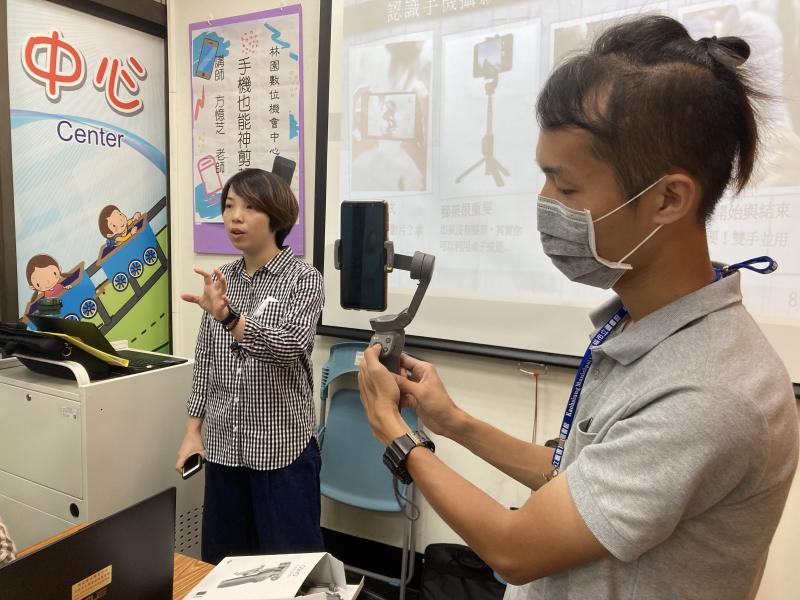 講師請助教協助示範三軸穩定器的操作與介紹