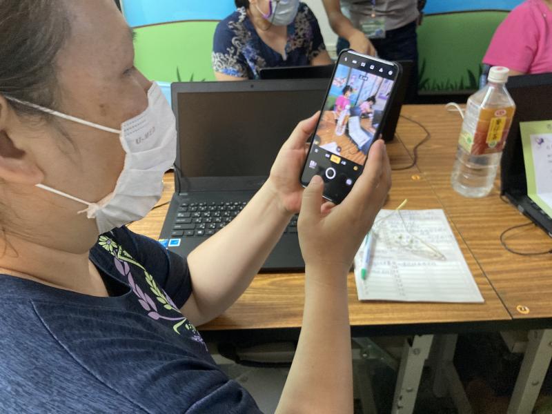 學員認真練習手機攝影