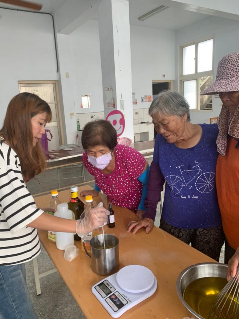 講師示範製皂過程