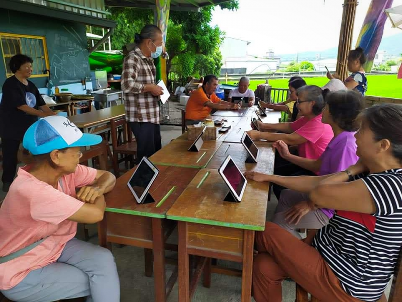 三分之一的長者至今仍然使用非智慧型手機，對課程要使用平板電腦有點遲疑。