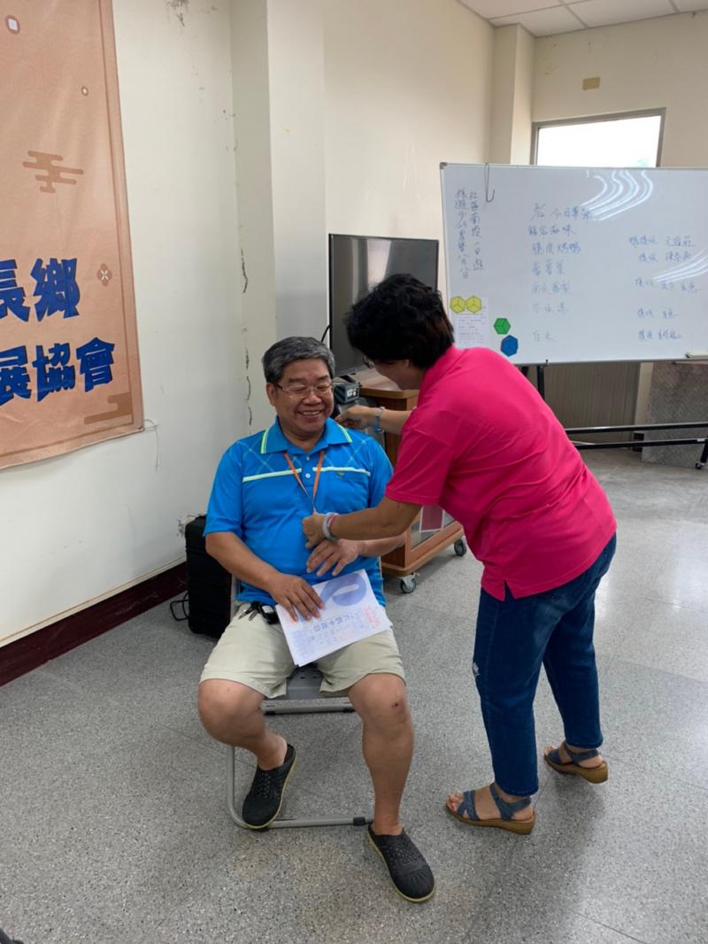 學員調整無線收音麥克風