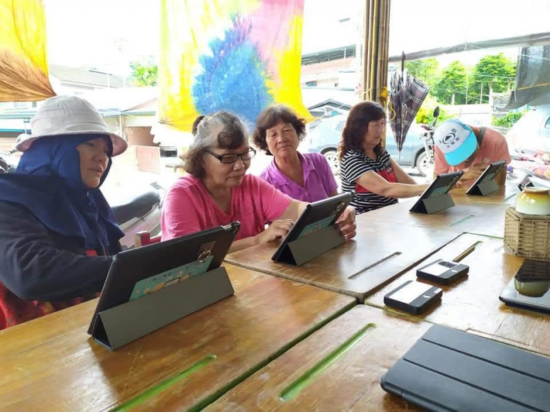 常看人家在手機上滑滑滑的，其實平板電腦不就和智慧手機一樣