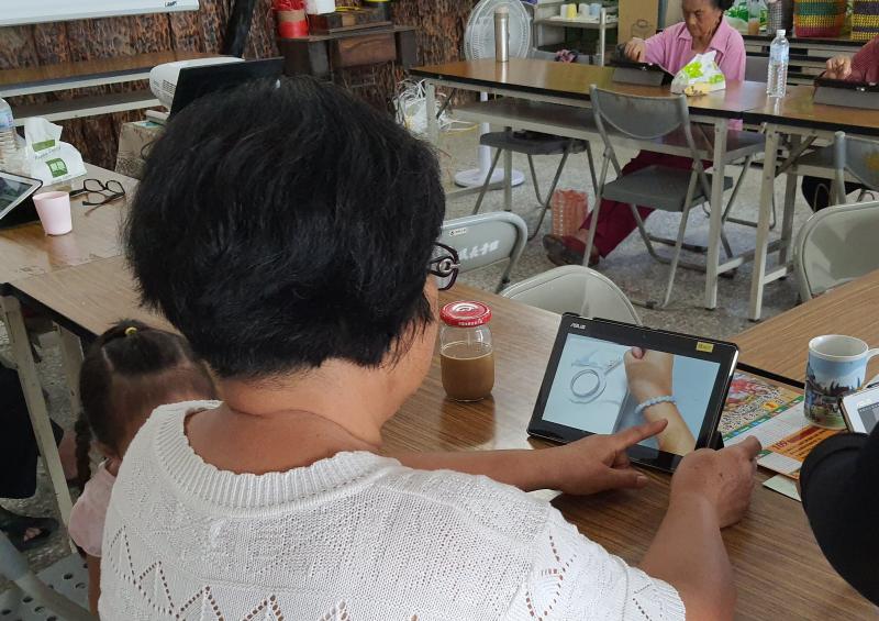 這位長者要的是查詢編織做法的網站，增進自己的能力