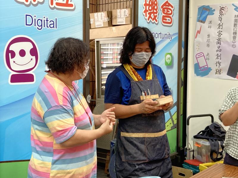 老師認真與學員討論數位結合手作的風格