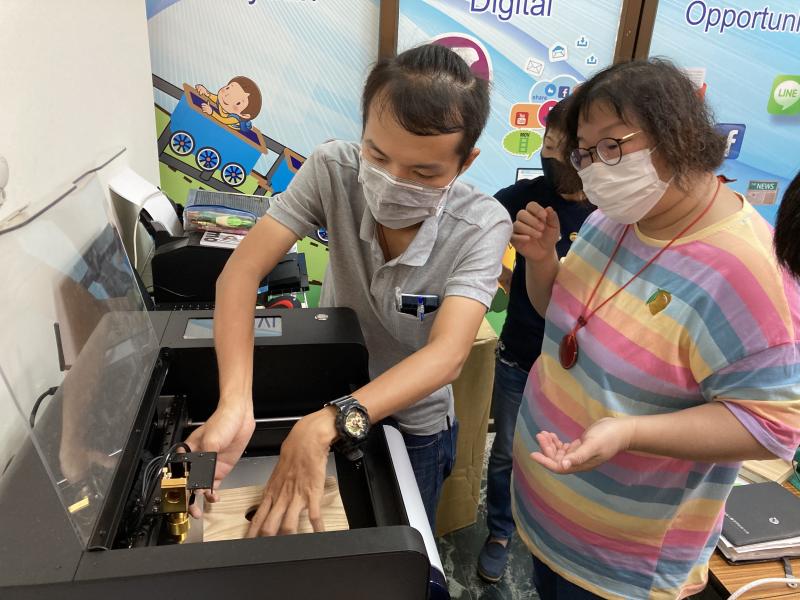 助教協助講師從旁指導學員雷雕機應用