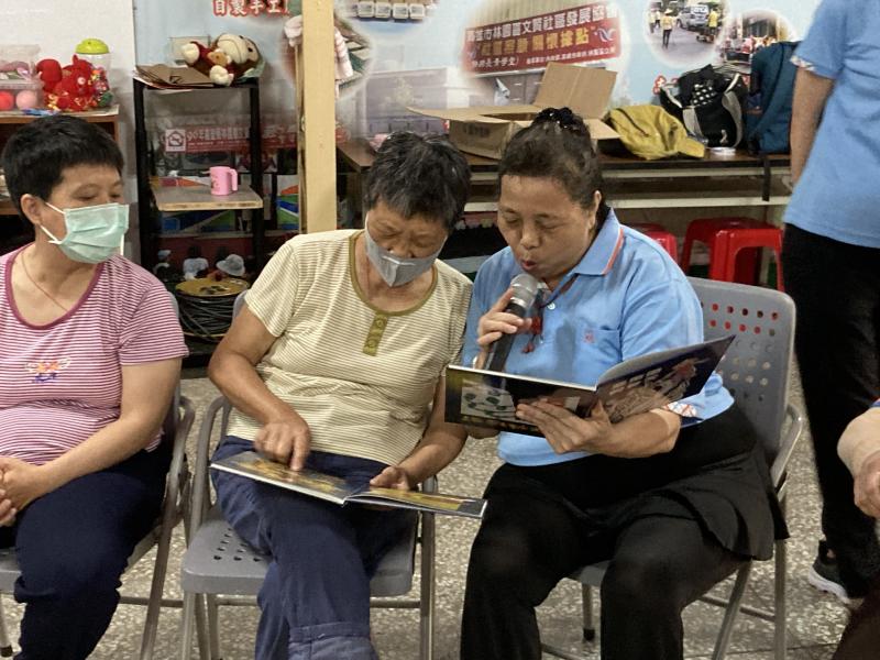 學員認真地說著著社區的故事